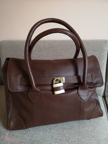 imusau.lt | parduodama Didelė talpi ruda rankinė. Išmatavimai apie 39x30x12cm. Turi defektų